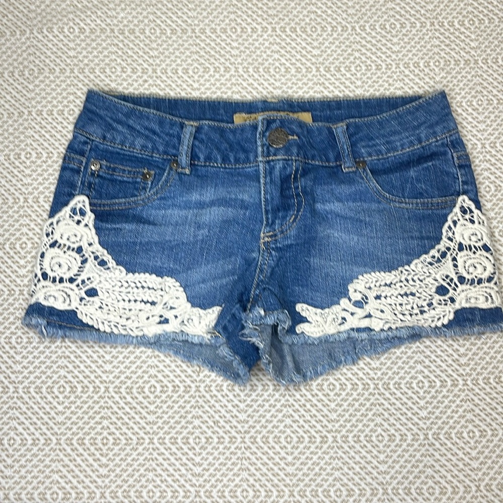 Jean short shorts with lace